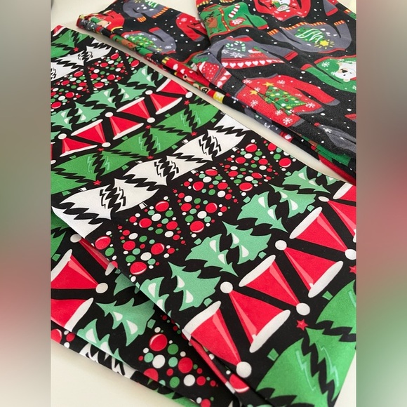 No Boundaries Christmas Holiday-Themed Red and Green Juniors Leggings Set of 2 - Picture 8 of 12